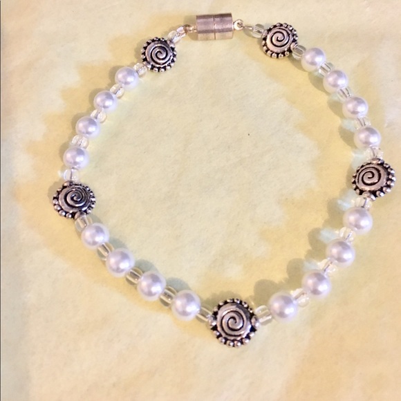 Ladies faux pearl beaded magnetic closure bracelet - Picture 1 of 1
